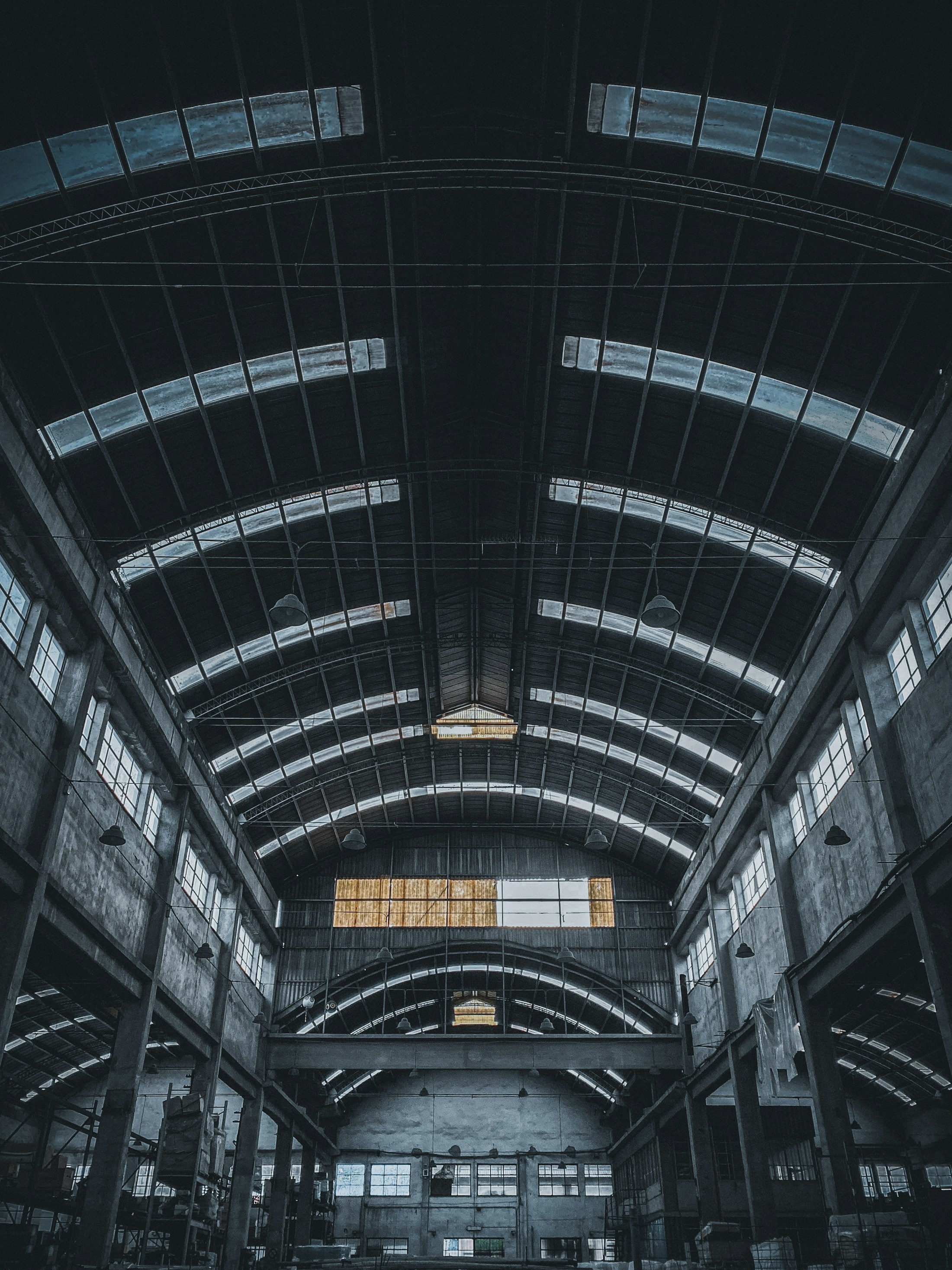 Luce naturale tra le strutture di un grande spazio industriale